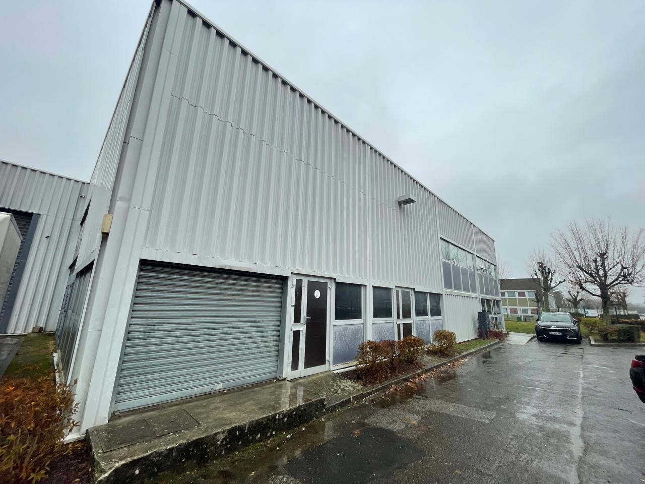 Local d’activités dans Montigny-le-Bretonneux à louer Photo de l’immeuble– Image 1 sur 9
