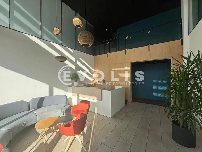 Bureau dans Jonage à louer - Photo de l’immeuble – Image 2 sur 14