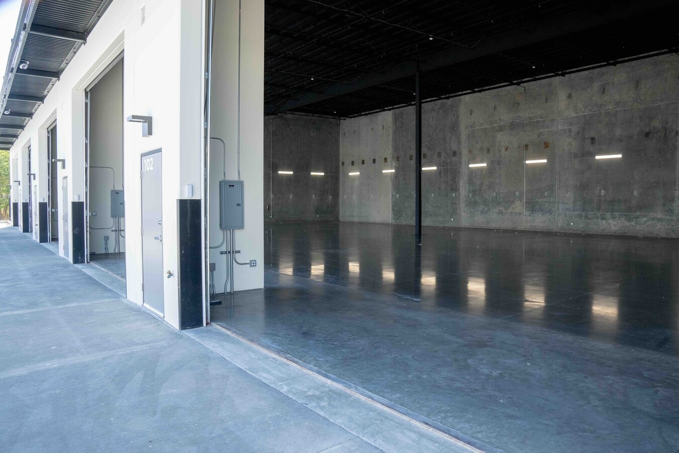 1055 Soscol Ferry Rd, Napa, CA 94558 - Lot L-101–106 - - Photo intérieure - Image 2 of 2