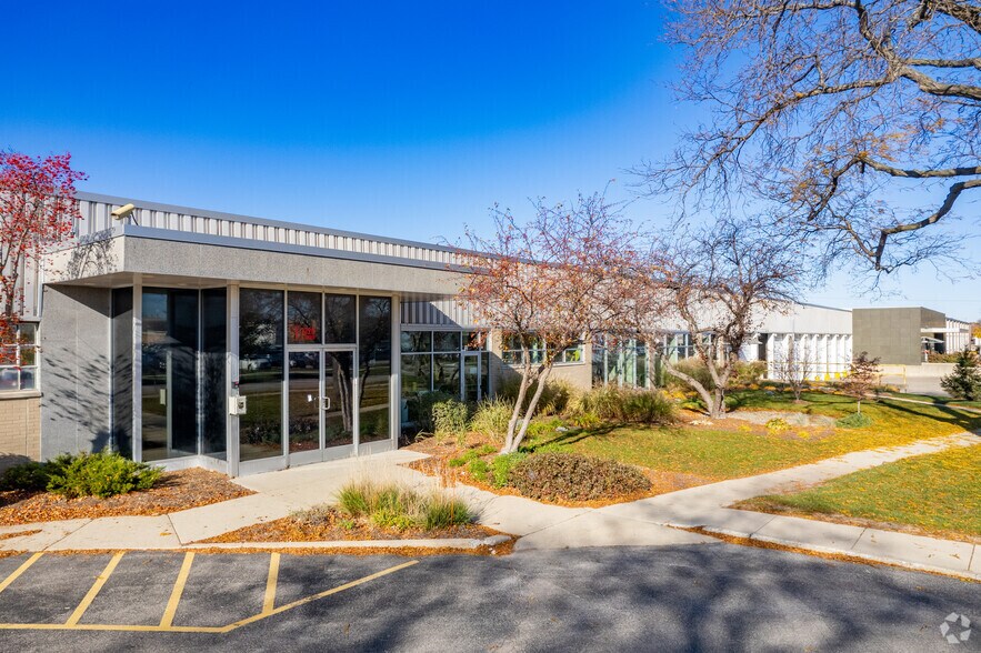 7300-7400 Linder Ave, Skokie, IL à louer - Photo de l’immeuble – Image 2 sur 13