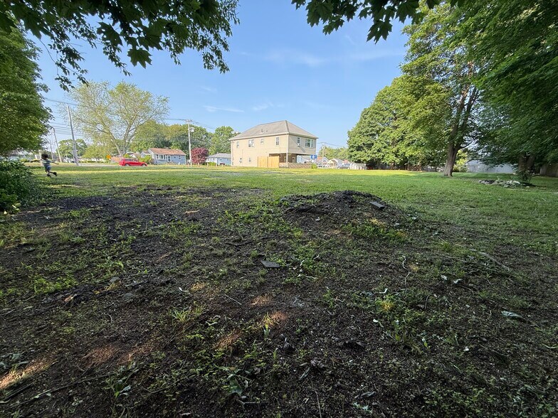 418 Wilbur Ave, Swansea, MA à louer - Photo de l’immeuble – Image 3 sur 3