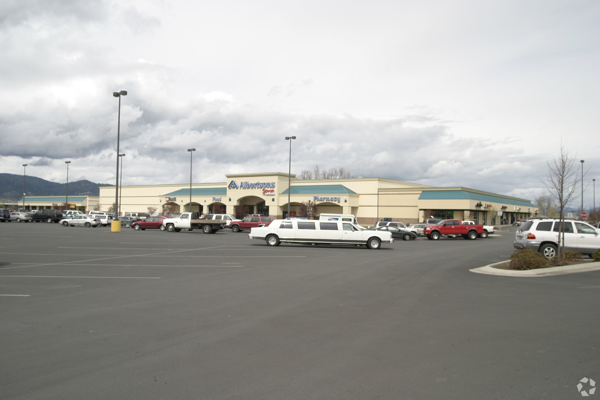 2390 W Main St, Medford, OR à louer Photo principale– Image 1 sur 5