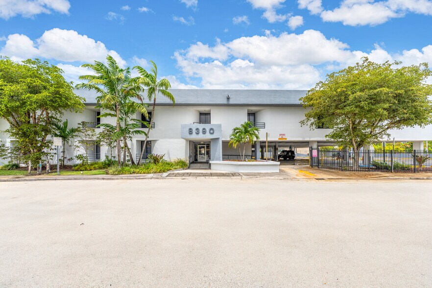 8390 W Flagler St, Miami, FL à louer - Photo de l’immeuble – Image 1 sur 17