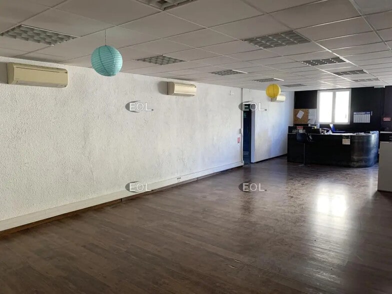 Local d'activités dans Peyrolles-en-Provence à vendre - Photo de l’immeuble – Image 3 sur 5