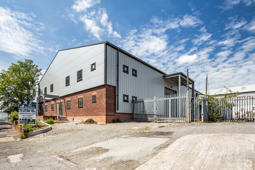 230-234 Briscoe Ln, Manchester à vendre - Photo de l’immeuble – Image 1 sur 4