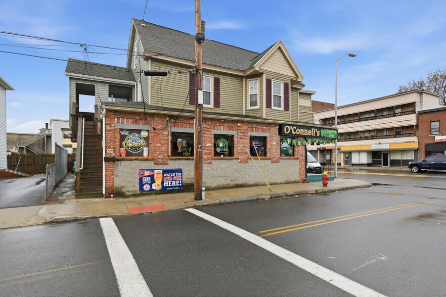 729-733 Chicopee St, Chicopee, MA à vendre - Photo de l’immeuble – Image 3 sur 9