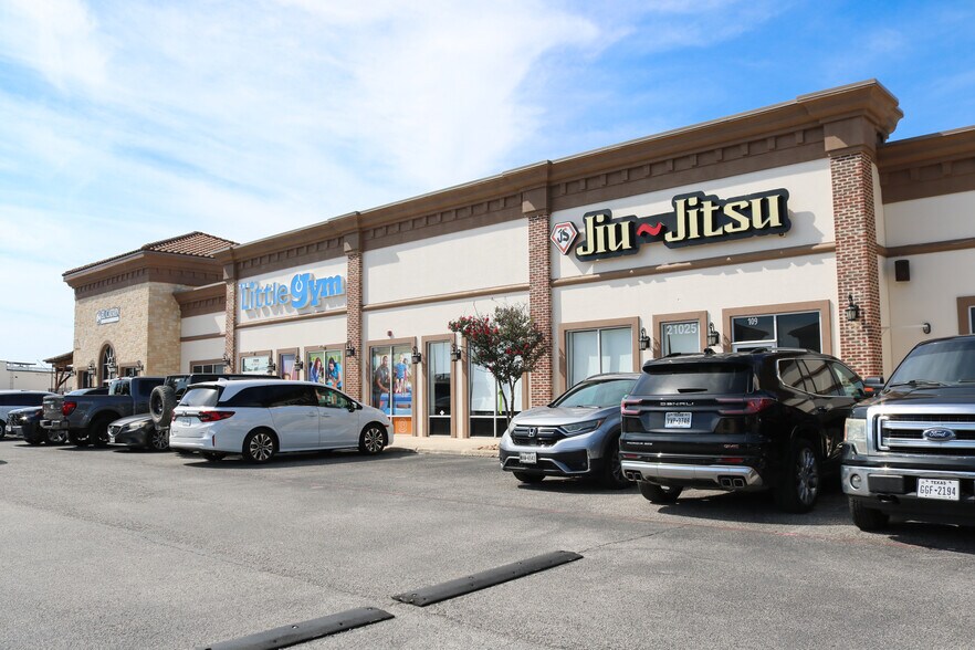 21044 N US-281 Hwy, San Antonio, TX à louer - Photo de l’immeuble – Image 3 sur 14