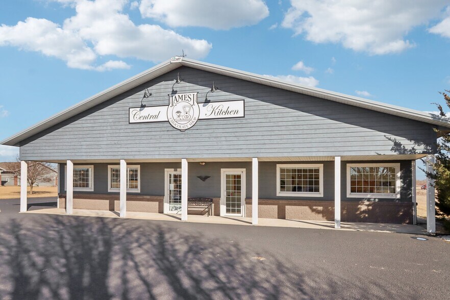 680 Enterprise Dr, Lake Mills, WI à vendre - Photo de l’immeuble – Image 3 sur 88