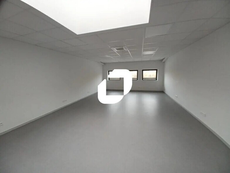 Bureau dans Bussy-Saint-Georges à louer - Photo de l’immeuble – Image 2 sur 6