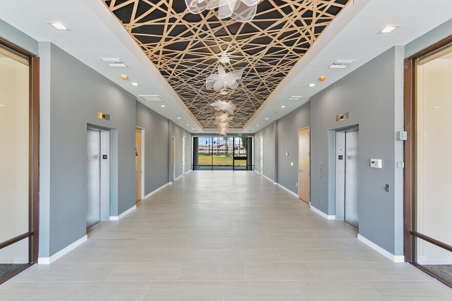 18952 MacArthur Blvd, Irvine, CA à louer - Hall d’entrée – Image 3 sur 44