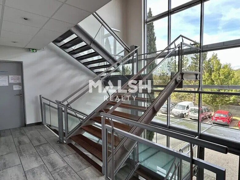 Bureau dans Saint-Genis-Laval à louer - Photo de l’immeuble – Image 2 sur 12