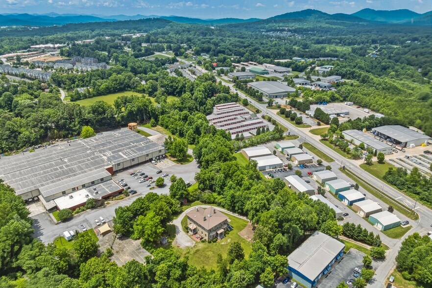 31 Meadows Blake House Ln, Fletcher, NC à vendre - Photo de l’immeuble – Image 3 sur 16