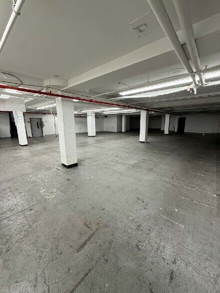 306 E Fordham Rd, Bronx, NY à louer - Photo de l’immeuble – Image 3 sur 4