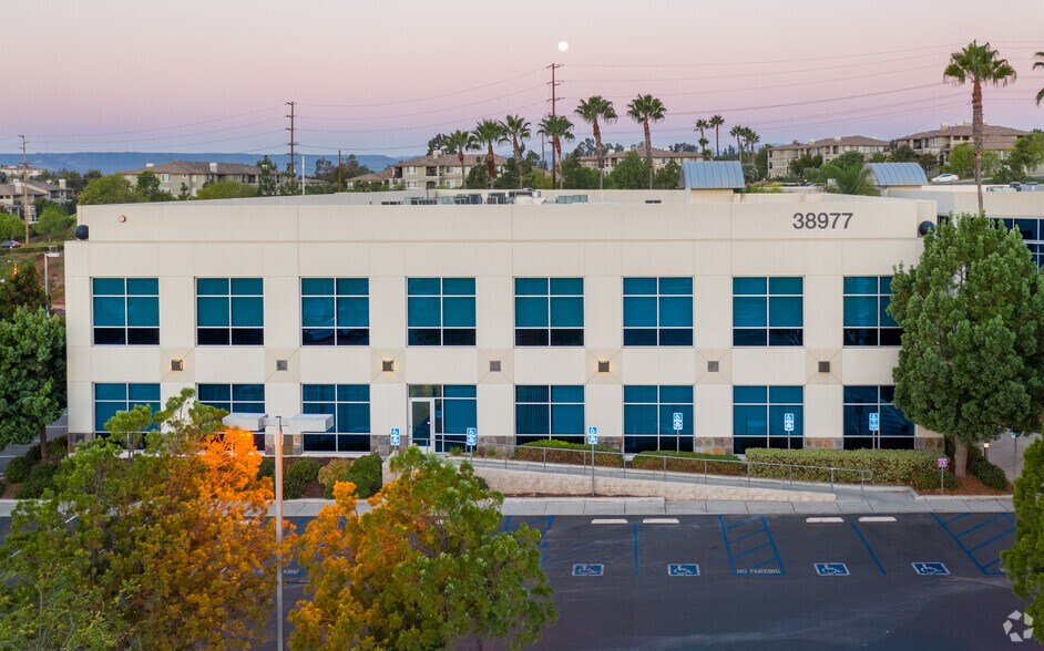 38975 Sky Canyon Dr, Murrieta, CA à louer - Photo de l’immeuble – Image 2 sur 14
