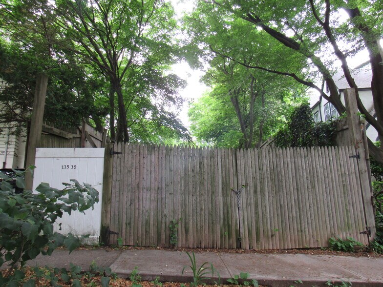 11515 Curzon Rd, Richmond Hill, NY à vendre - Photo de l’immeuble – Image 2 sur 4