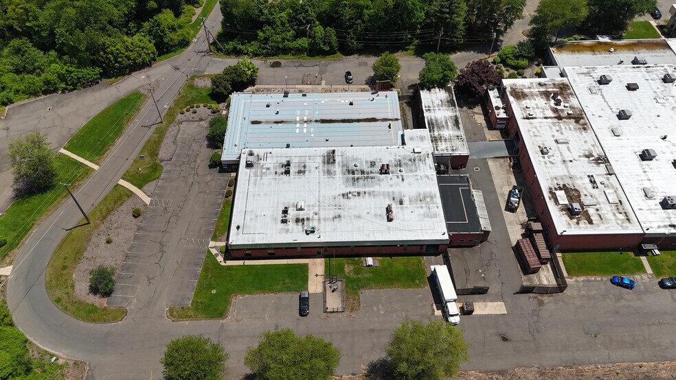 169 Kennedy Rd, Windsor, CT à vendre - Photo de l’immeuble – Image 2 sur 6