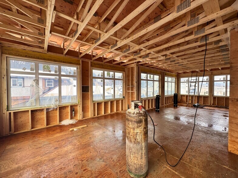 704 Cliff St, Enderby, BC à louer - Photo de l’immeuble – Image 3 sur 3