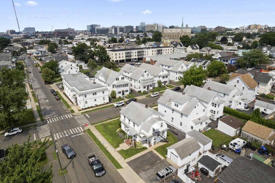 164 Wardwell St, Stamford, CT à vendre - Photo de l’immeuble – Image 1 sur 11