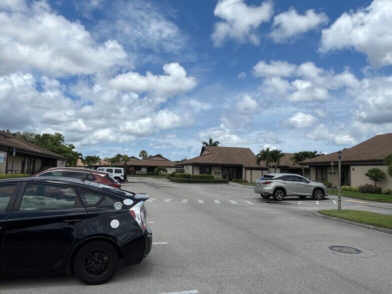 12734 Kenwood Ln, Fort Myers, FL à vendre - Photo de l’immeuble – Image 3 sur 9
