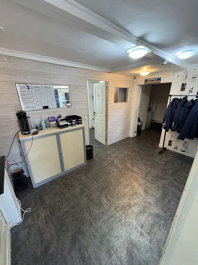 Plus de détails pour 14 Place De L'Europe, Émerainville - Local commercial à louer