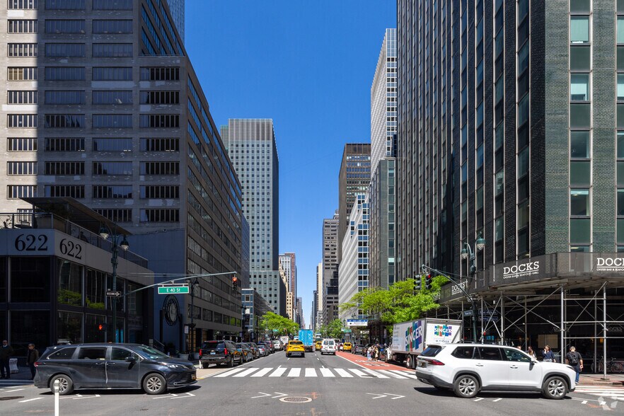 633 Third Ave, New York, NY à louer - Photo de l’immeuble – Image 1 sur 16