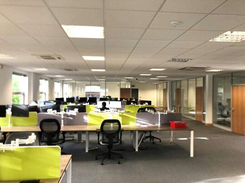 Solihull Pky, Birmingham à vendre - Photo de l’immeuble – Image 3 sur 6