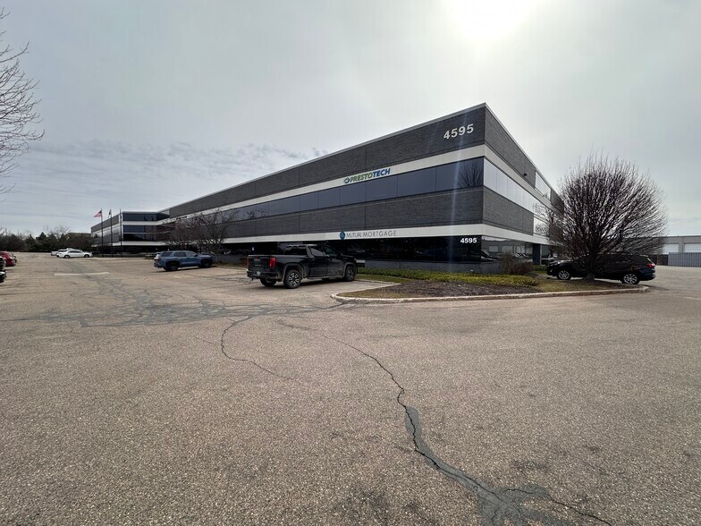 4595 Broadmoor Ave SE, Grand Rapids, MI à louer - Photo de l’immeuble – Image 3 sur 37