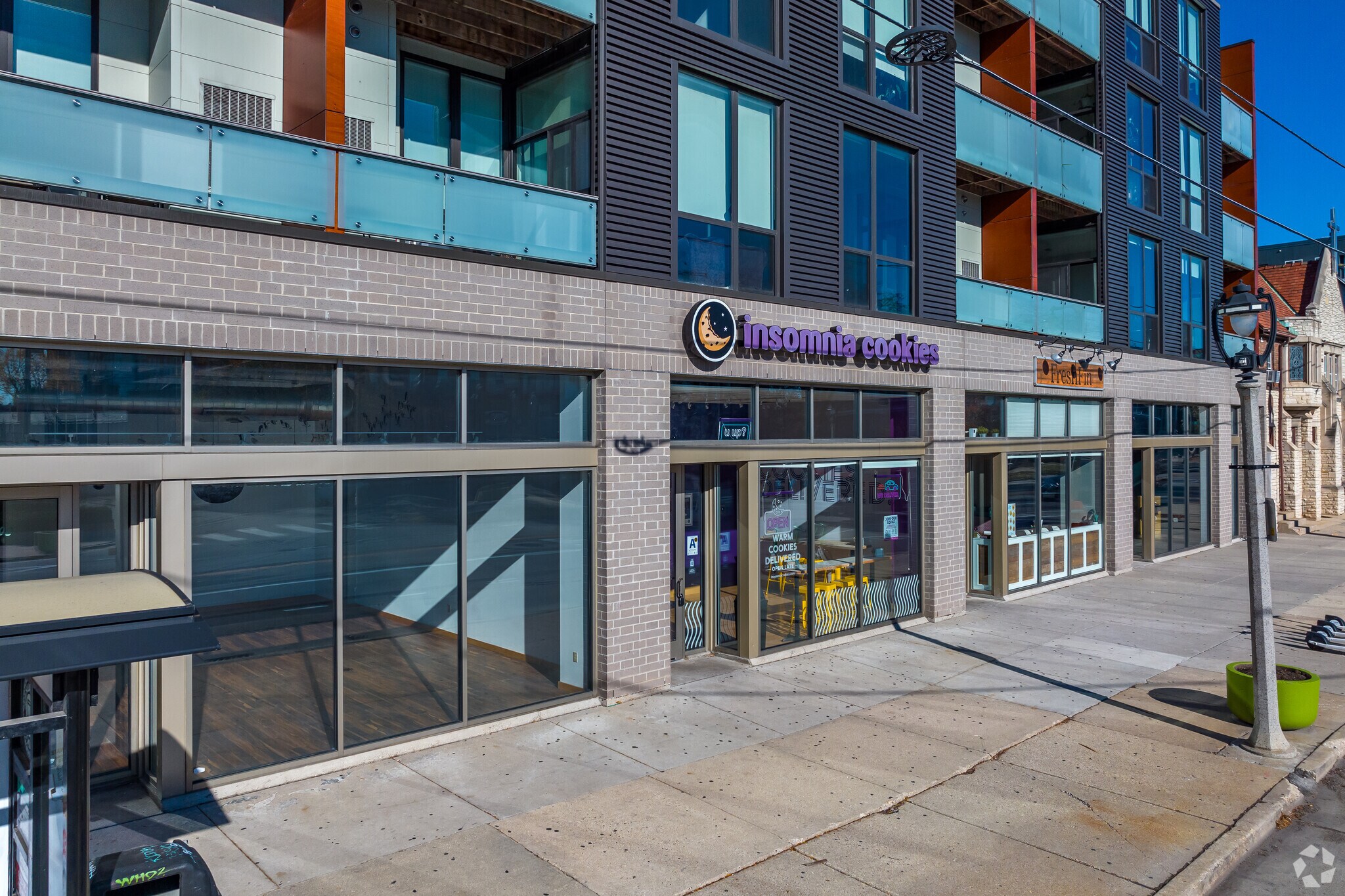 2310 N Oakland Ave, Milwaukee, WI à louer Photo de l’immeuble– Image 1 sur 14
