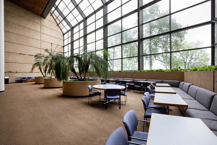 9111 E Douglas Ave, Wichita, KS à louer - Photo de l’immeuble – Image 2 sur 6