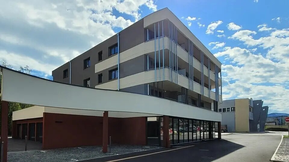 Local commercial dans Viviers-du-Lac à louer - Photo de l’immeuble – Image 2 sur 11