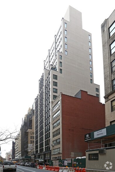 219 W 79th St, New York, NY à louer - Photo de l’immeuble – Image 3 sur 16