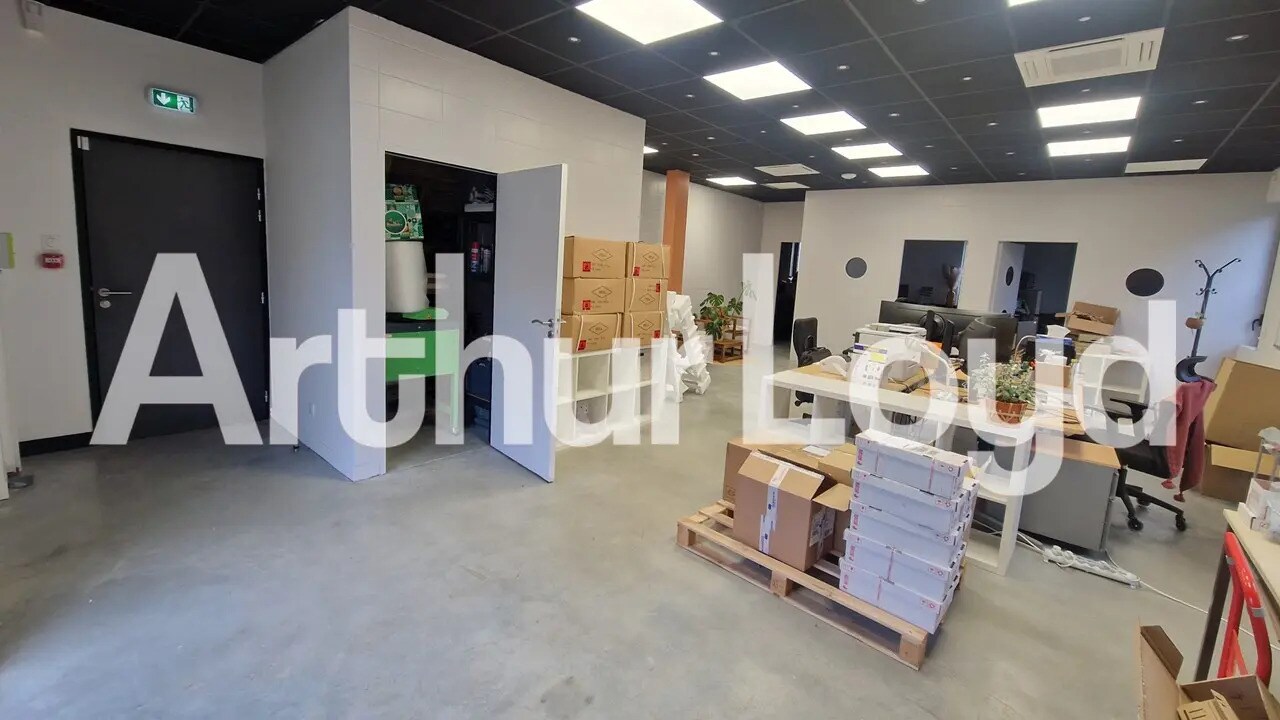 Local commercial dans Ifs à louer Photo de l’immeuble– Image 1 sur 5