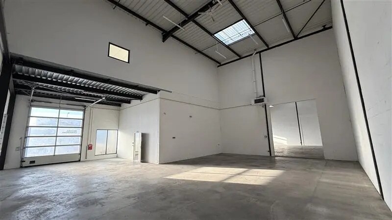 Local d’activités dans Collégien à louer - Photo de l’immeuble – Image 1 sur 12