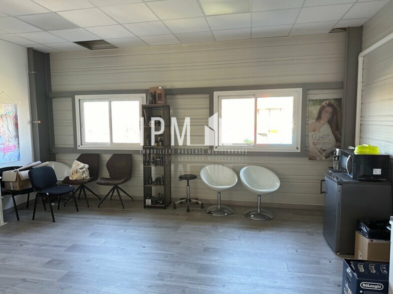 Local d’activités dans Aubagne à louer - Photo de l’immeuble – Image 3 sur 5