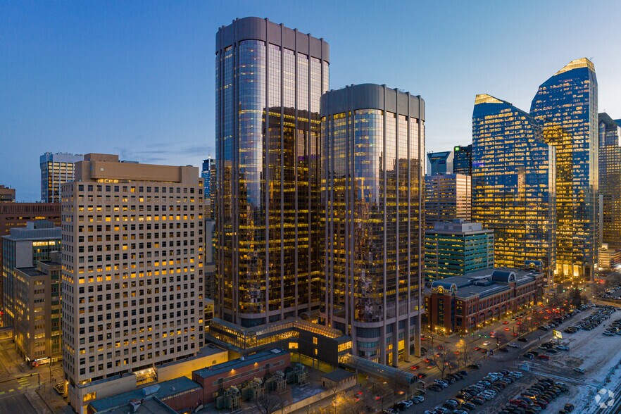 707 8 Av SW, Calgary, AB à louer - Photo de l’immeuble – Image 2 sur 11