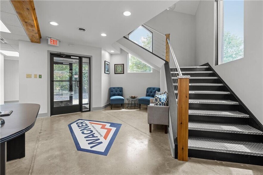 1300 Old Pond Rd, Bridgeville, PA à vendre - Hall d’entrée – Image 2 sur 2