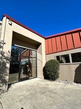 11860 Kemper Rd, Auburn, CA à louer Photo de l’immeuble– Image 2 sur 10