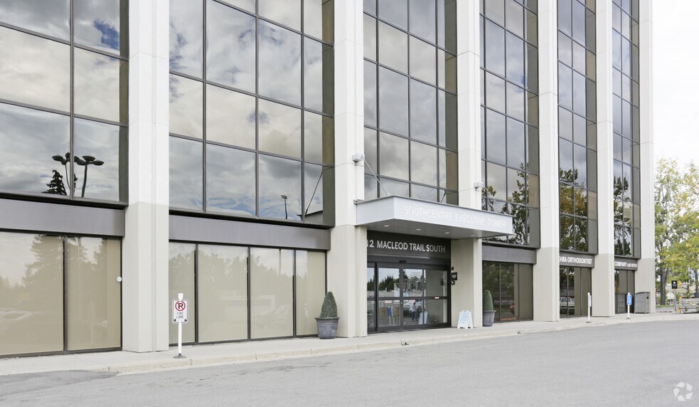 11012 Macleod Trl SE, Calgary, AB à louer - Photo de l’immeuble – Image 3 sur 11