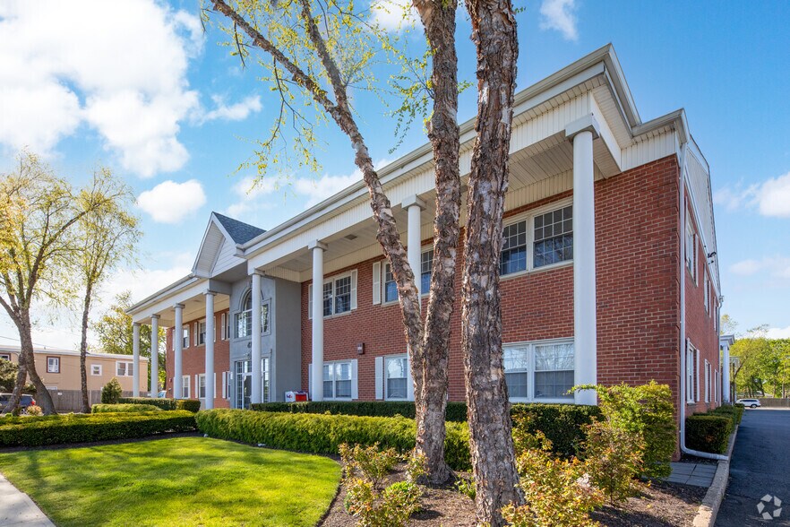 475 E Main St, Patchogue, NY à vendre - Photo de l’immeuble – Image 2 sur 20