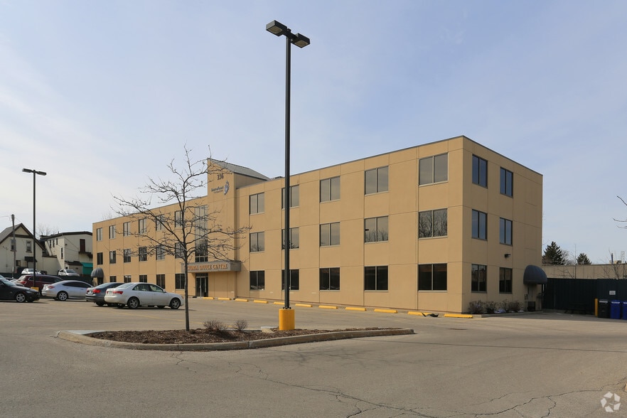 236 Victoria St, Kitchener, ON à louer - Photo principale – Image 1 sur 11