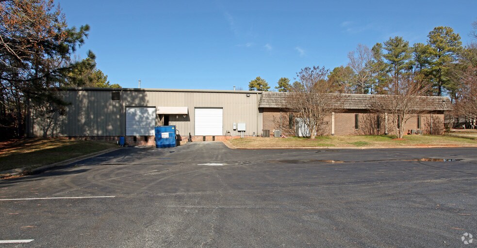 5908 Triangle Dr, Raleigh, NC à louer - Photo de l’immeuble – Image 3 sur 4