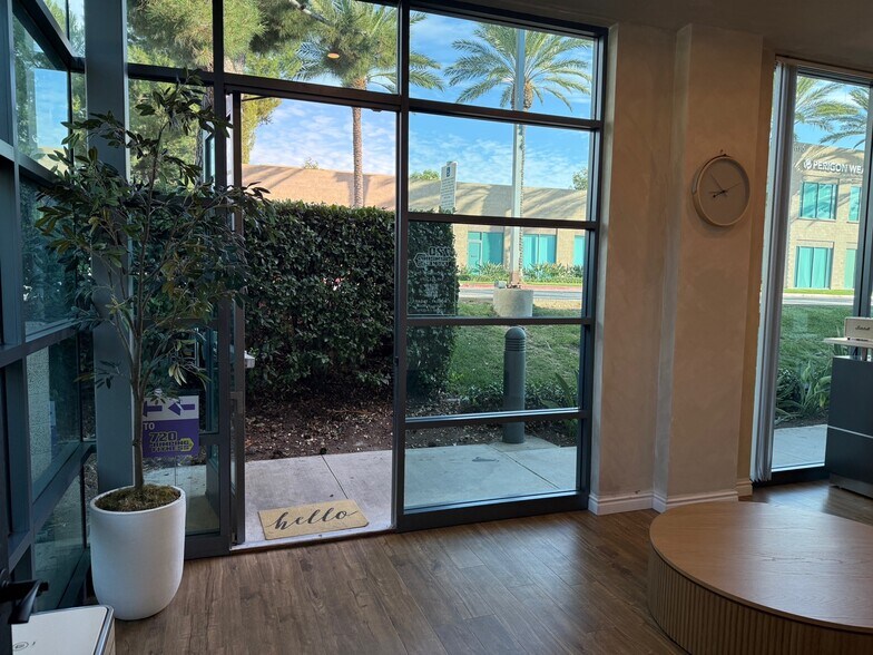 610 Roosevelt Ave, Irvine, CA à louer - Photo de l’immeuble – Image 3 sur 15