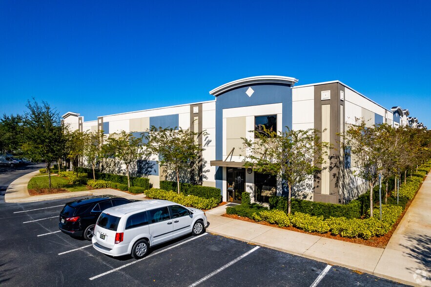 8600 Commodity Cir, Orlando, FL à louer - Photo de l’immeuble – Image 1 sur 9