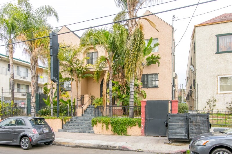 2221 Michigan Ave, Los Angeles, CA à vendre - Photo principale – Image 1 sur 32