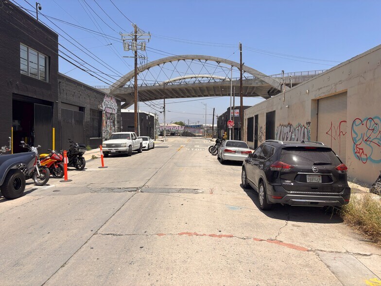 664 S Anderson St, Los Angeles, CA à louer - Photo de l’immeuble – Image 1 sur 5