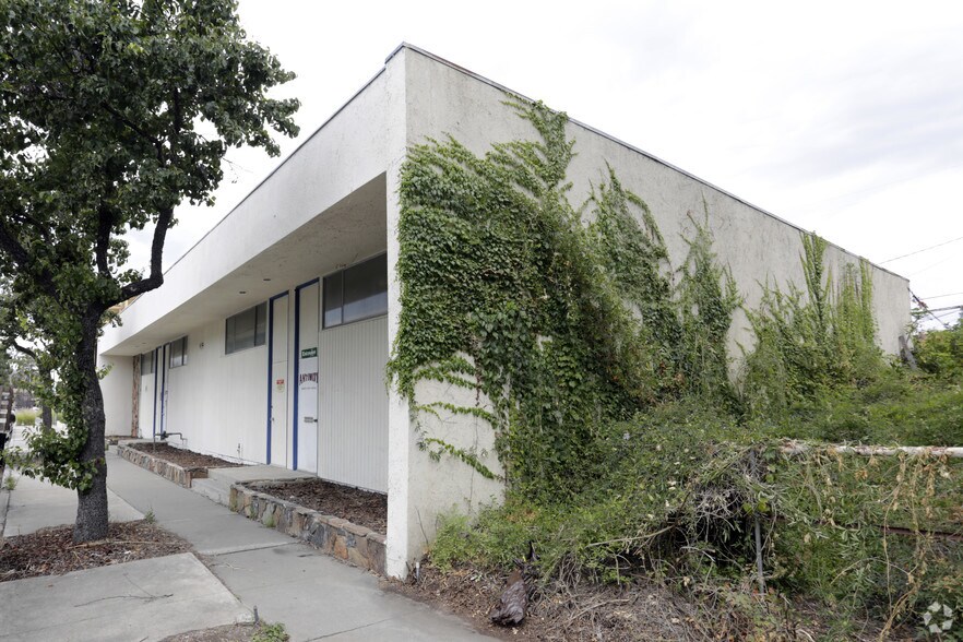 696 Randolph Ave, Costa Mesa, CA à louer - Photo de l’immeuble – Image 2 sur 2