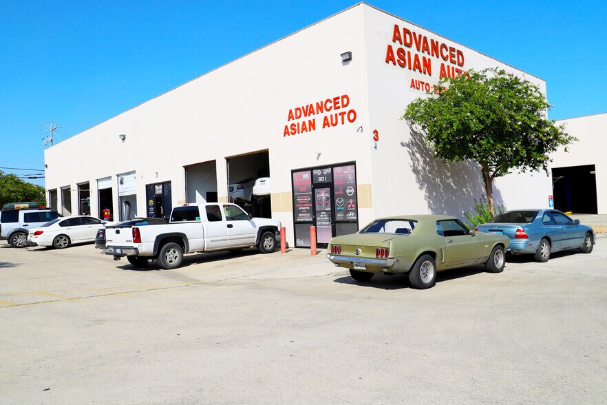 12066-3 Starcrest Dr, San Antonio, TX à louer - Photo de l’immeuble – Image 1 sur 7