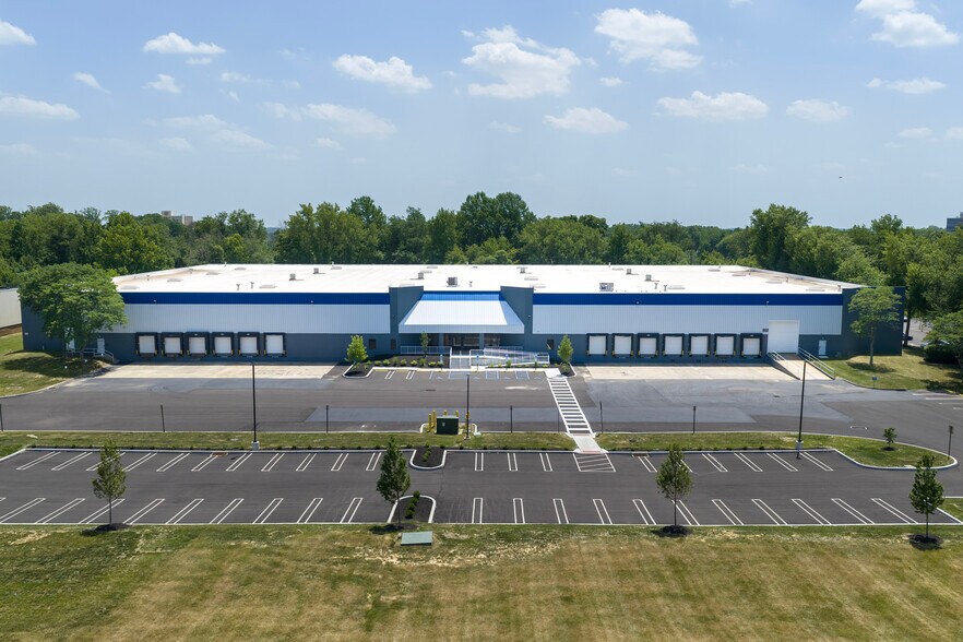 2151 Cabot Blvd W, Langhorne, PA à louer - Photo de l’immeuble – Image 2 sur 9