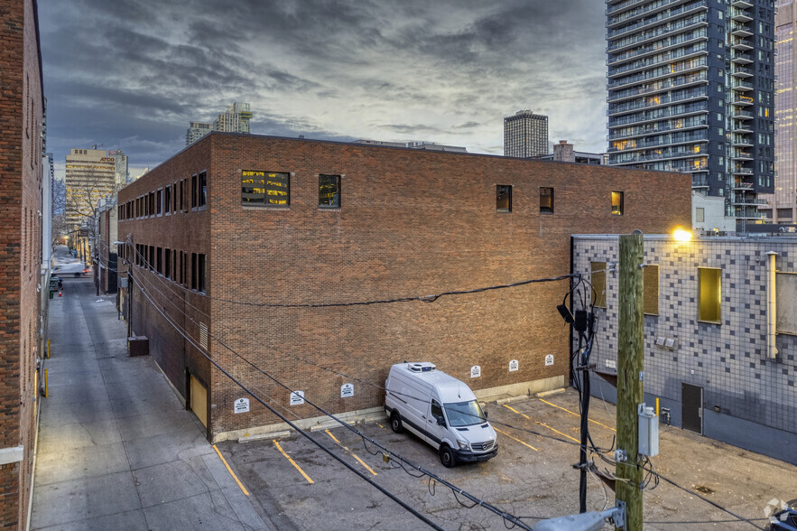 625 11th Ave SW, Calgary, AB à louer - Photo de l’immeuble – Image 3 sur 14