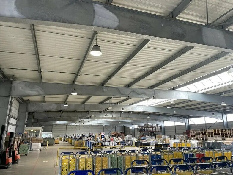 Local d’activités dans Carpiquet à louer - Photo de l’immeuble – Image 3 sur 9